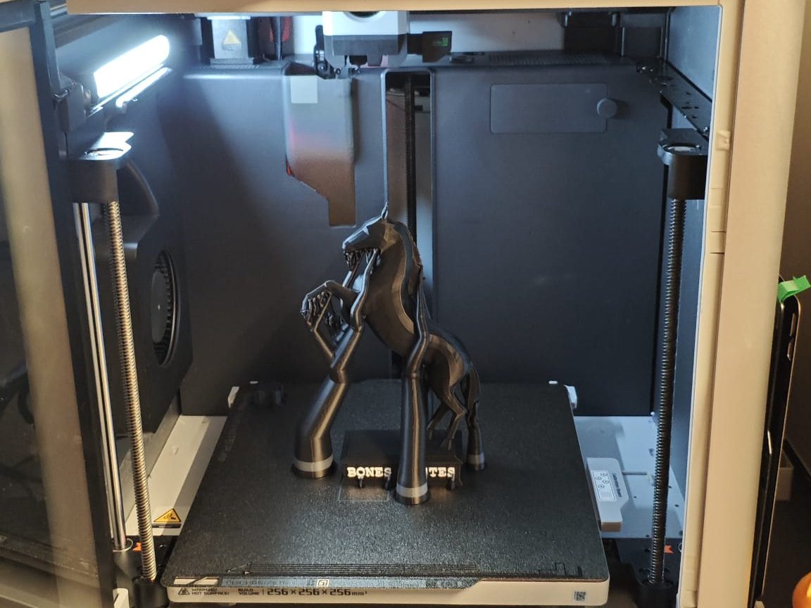 Figura de caballo impresa en 3D en PLA negro – Menorca